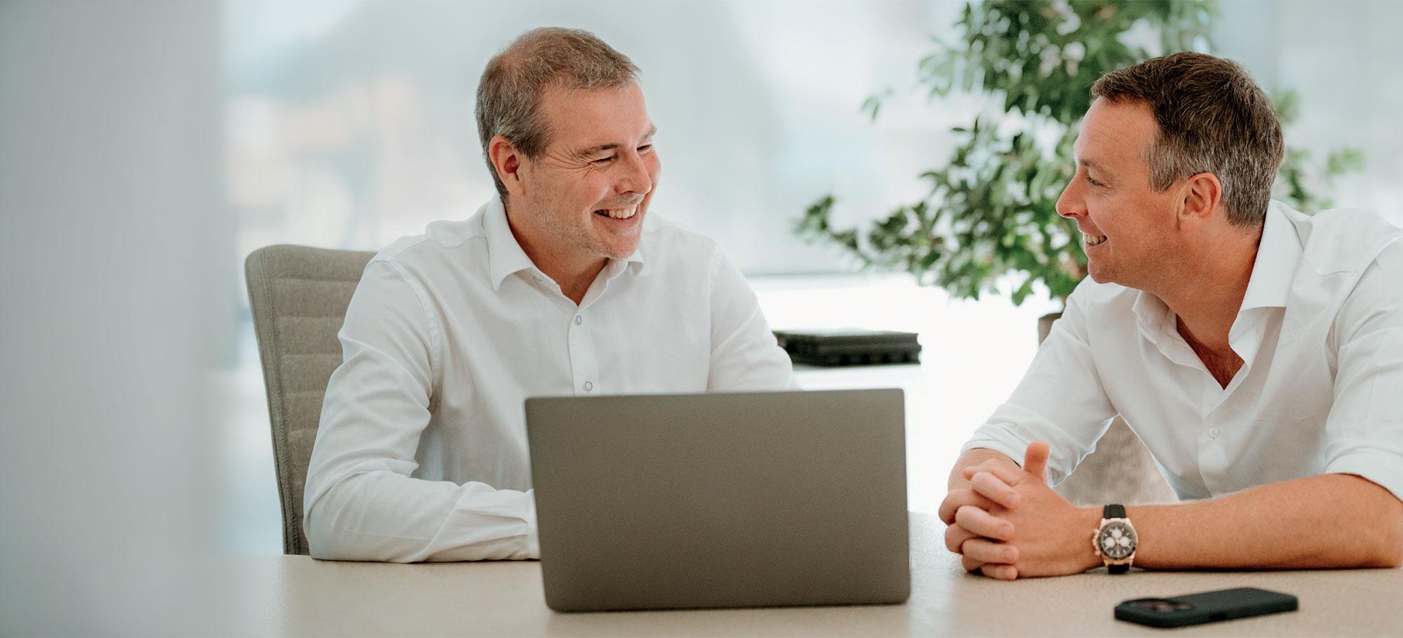 Thierry Vermote, relatiebeheerder KBC Commercial Banking en Pieterjan Desmet, CEO Decospan