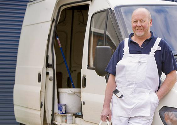 Artikel over verschil tussen leasing en renting, werkman staat bij zijn camionette.