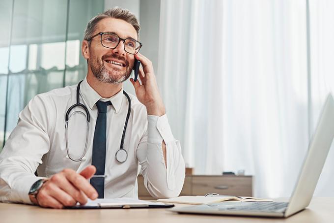 Arts in telefoogesprek