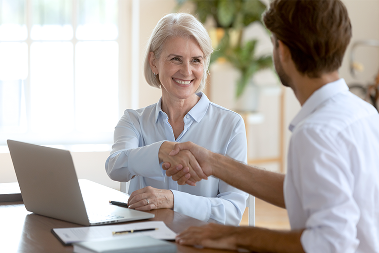 mature vrouw in gesprek met relatiebeheerder