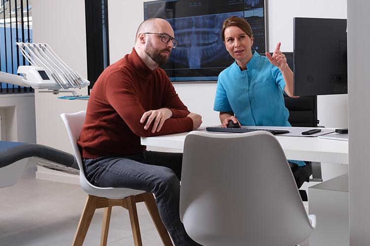 Relatiebeheerder in gesprek met arts in praktijkruimte