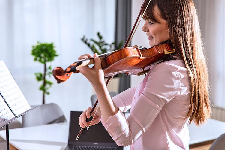 Jonge vrouw in viool