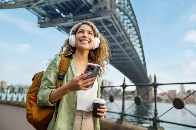 e-sim, jouw digitale simkaart - vrouw op vakantie