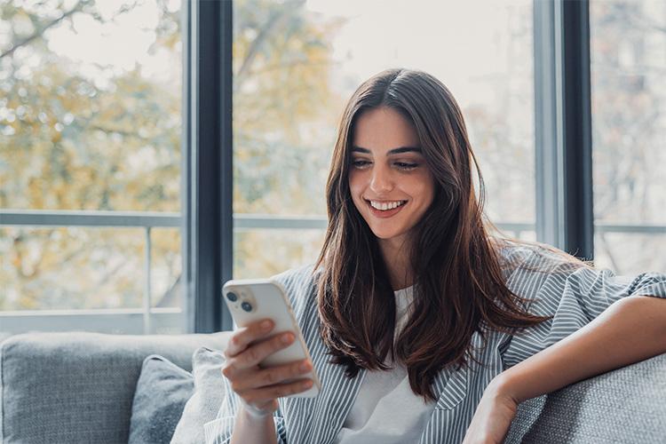 jonge vrouw met smartphone