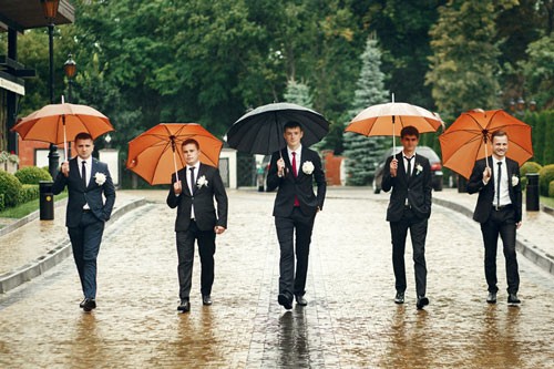 mariage pluie ou soleil parapluies