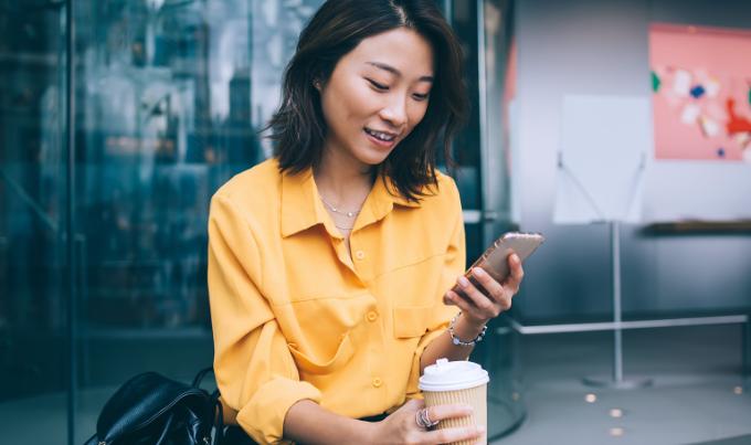 Jong meisje belegt met wisselgeld via smartphone