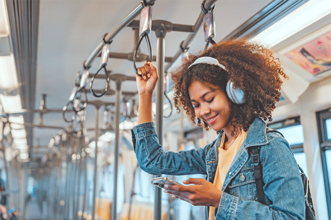 Vrouw kijkt naar smartphone in metro of tram