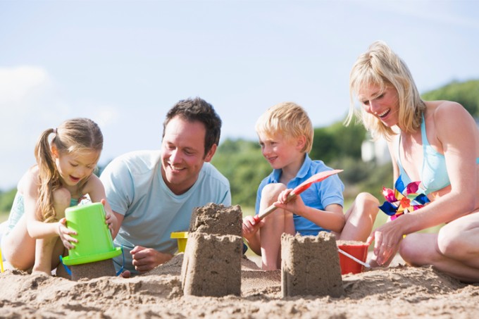 gezin speelt met zand