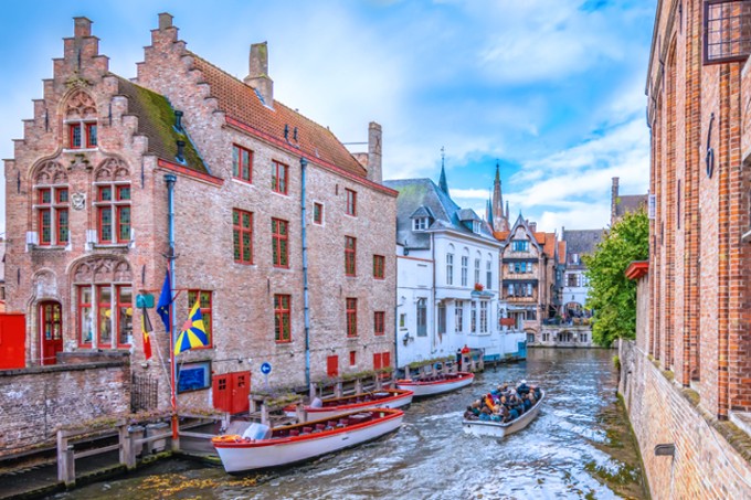 Toeristenboot in Brugge op het water