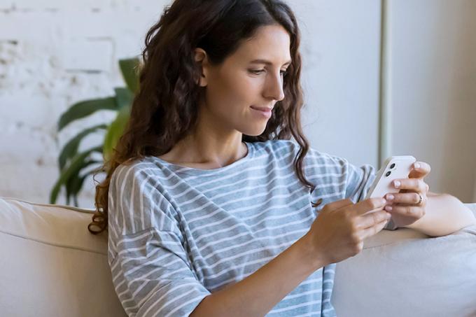 Vrouw volgt beleggingen op via KBC Mobile en KBC Touch