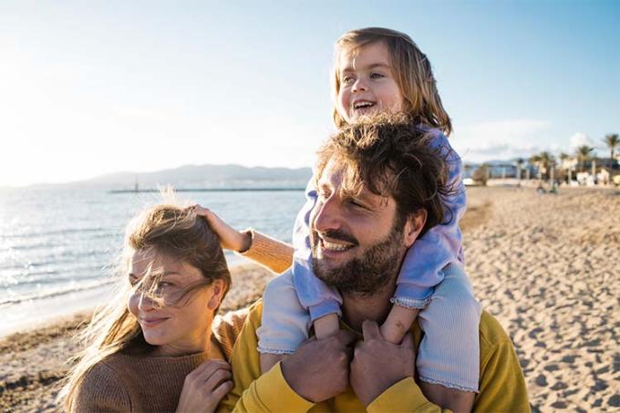 Jeune femme devant une terrasse ouvrant le Plan d'investissement KBC