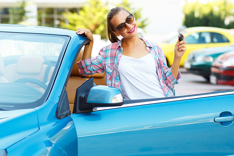 Ein Autokredit für Ihr erstes Auto? Berechnen Sie Ihren Kredit online mit unserem Simulator.