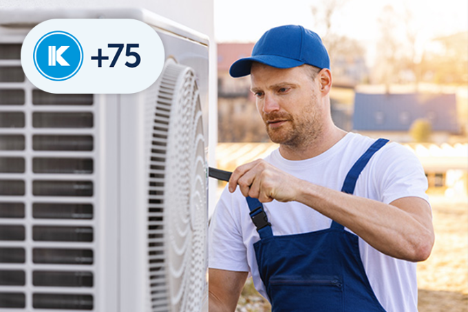 Un technicien installe une pompe à chaleur