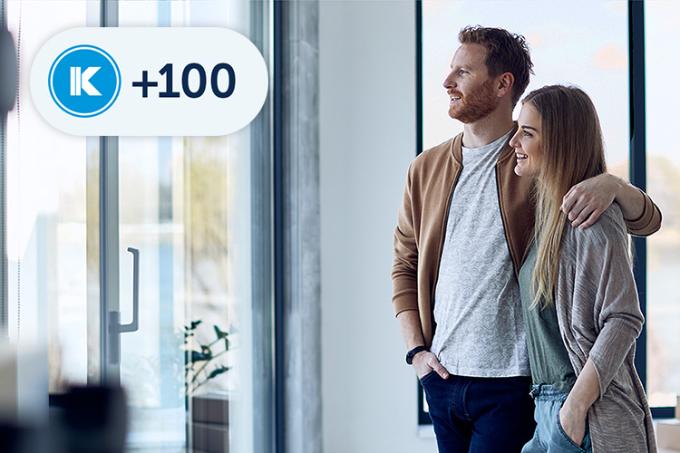 Un couple regarde ses fenêtres