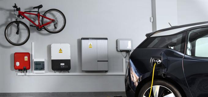 Man installeert een thuisbatterij