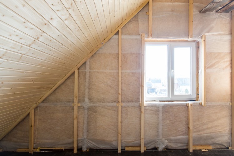 Lenen voor onverwachte kosten aan je huis: isoleer je dak met een groene energielening
