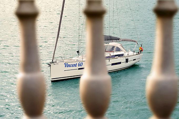 Zeilboot met opschrift