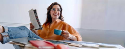 Vrouw leest magazine
